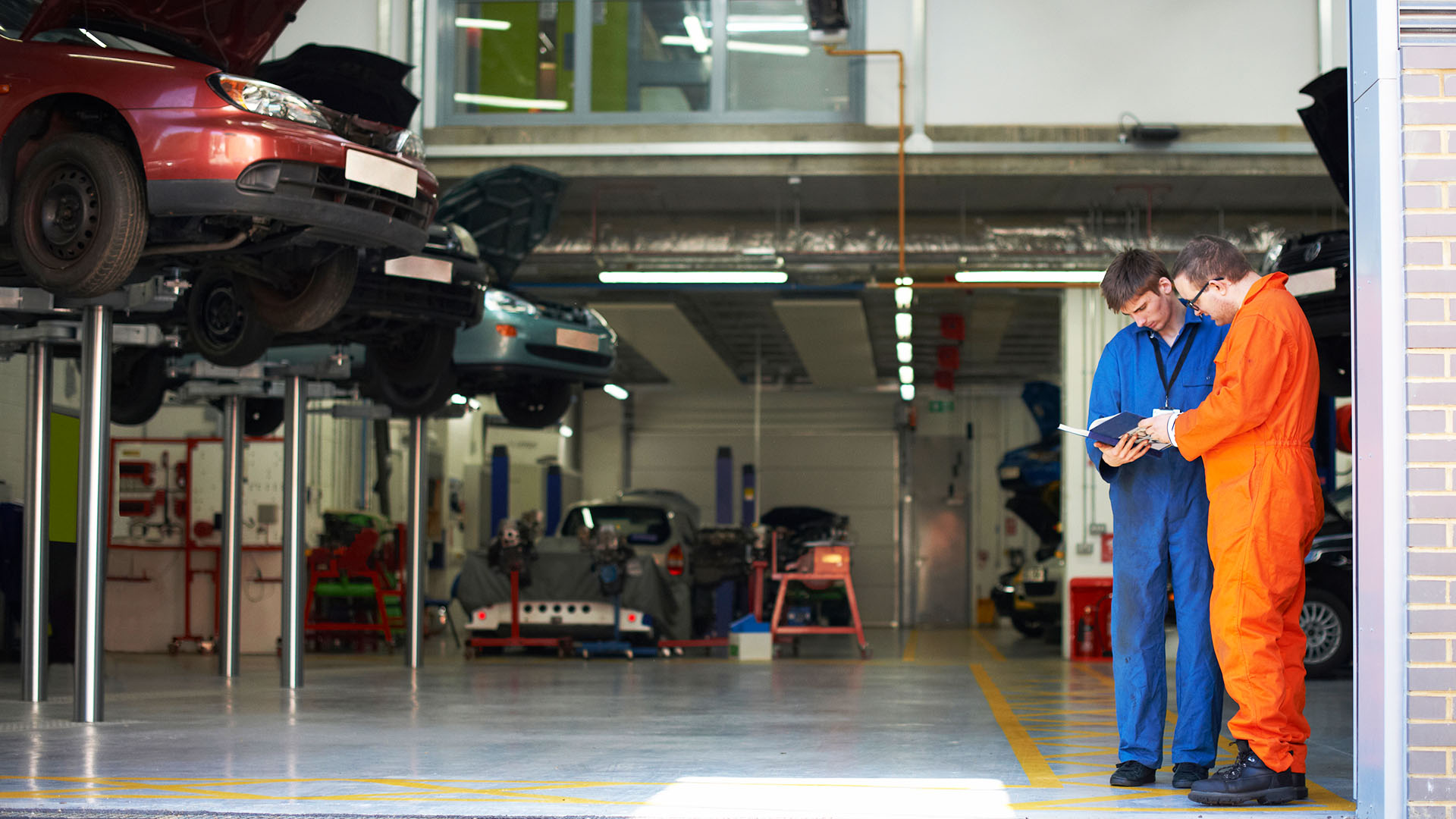 Kfz Mechaniker warten auf Kunden mit Motorschaden