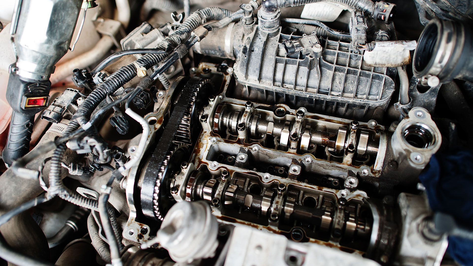 Reparatur eines Motorschadens in der Werkstatt